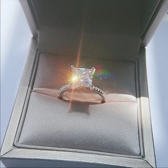AURORA ♡ Luxurious Cubic Zirconia Ring GIFT - Picture 6 of 8